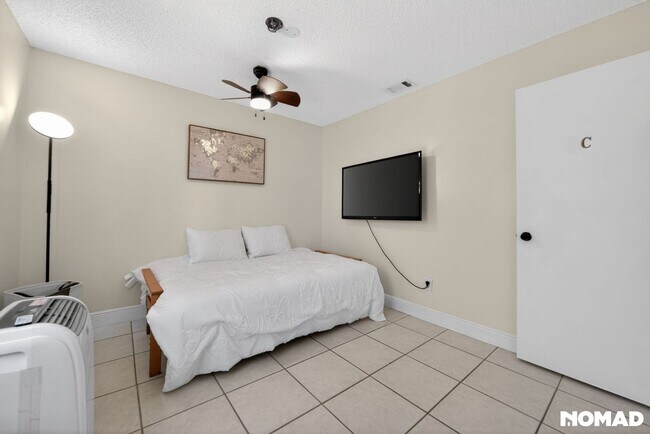 Building Photo - 3BR Modern Orlando 32824 Some Utilities Inc.