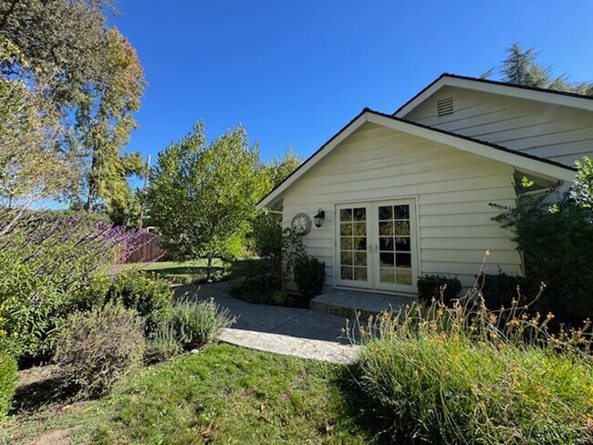 Building Photo - Gorgeous 5 bedroom, 4.5 bath, Westside Dan...