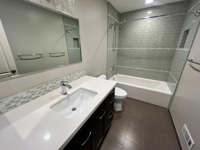 Building Photo - 1595 Calle De Stuarda