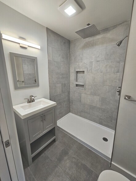 Building Photo - 70 Tufts St