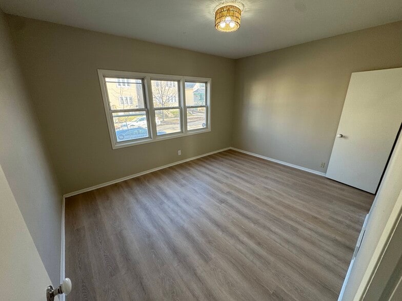 Building Photo - 305 E Clarence St