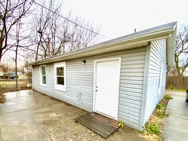 Building Photo - 515 Crawford St