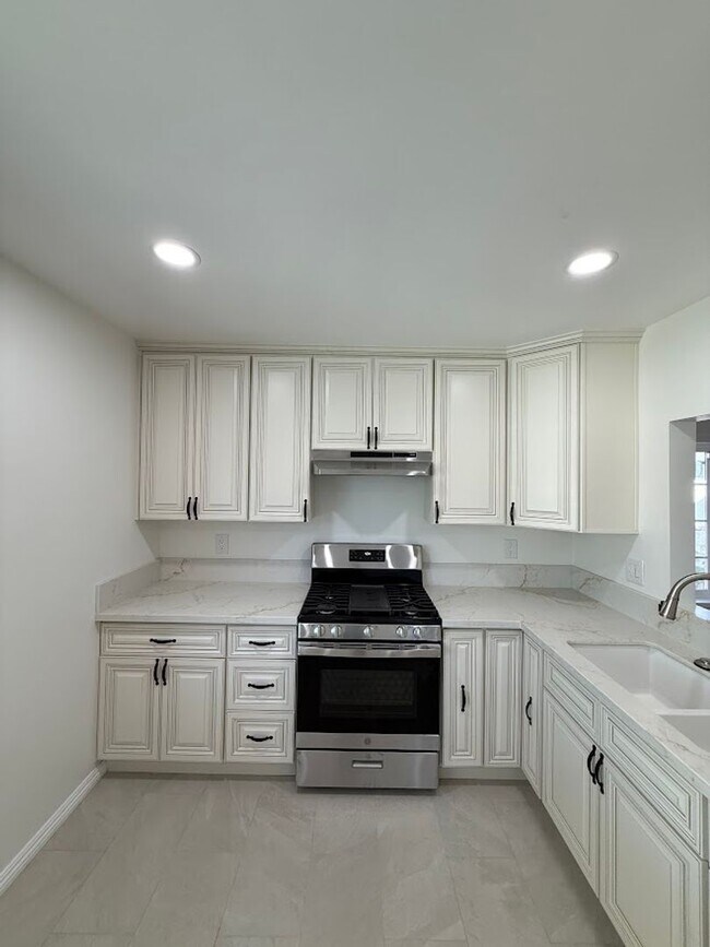 Building Photo - Beautiful 4 Bedroom, 2 Bathroom Arleta Hom...