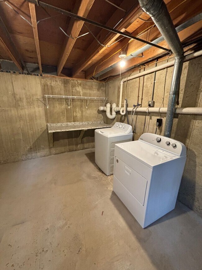 Building Photo - 3 Bedroom Townhome in Emmaus