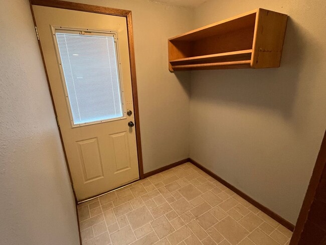 Building Photo - 2 Bed 1 Bath