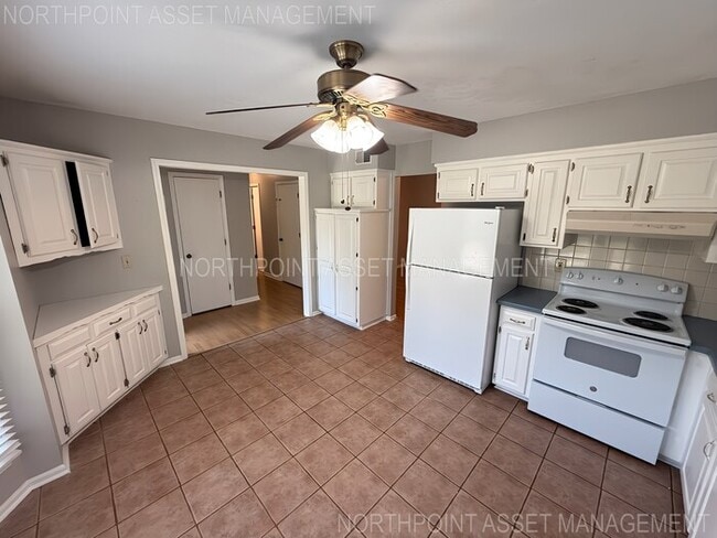Building Photo - 4 bed, 3 bath, spacious home available now!
