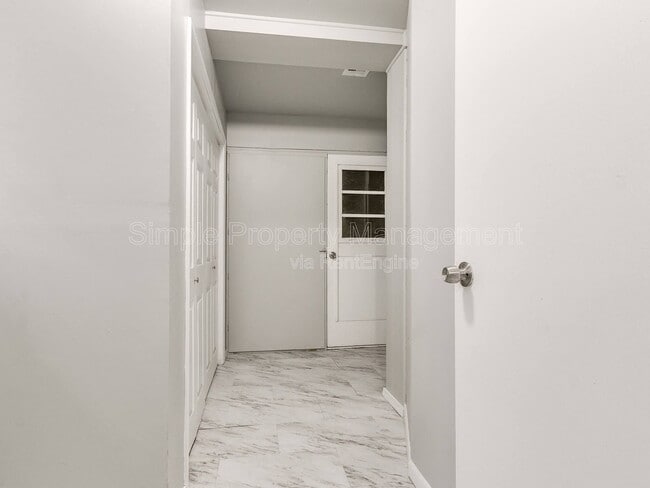 Building Photo - 409 E Hill Dr