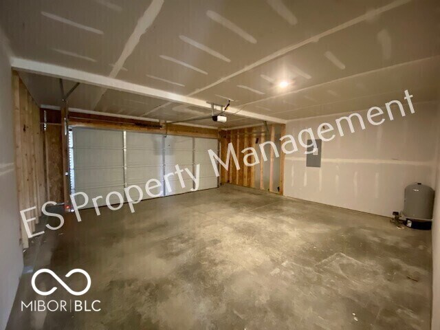 Building Photo - 2608 W Kings Cyn Dr