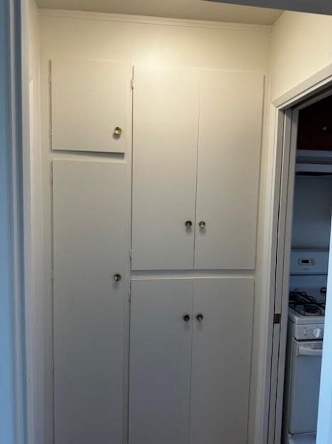 Building Photo - Charming One Bedroom Upstairs Apartment