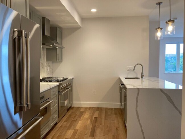 Building Photo - 2BR 2Bth unit. Great location! Easy access to Mass Pike. Laundry IN UNIT!