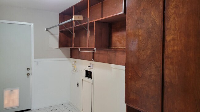 Building Photo - Leasing now! Cozy and comfortable 3/2/2 Brick Home Available for August