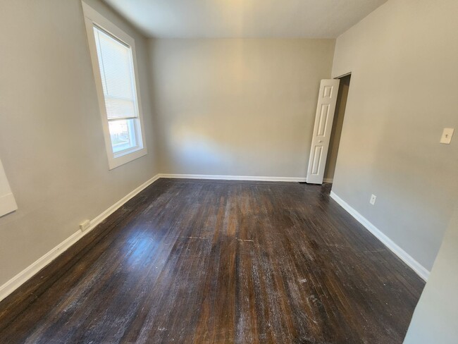 Building Photo - Beautiful 3 Bedroom 1.5 Bathroom East Balt...