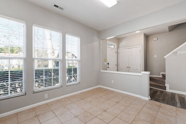 Building Photo - Beautiful End-Unit Townhome in Sought-After Breckenridge!