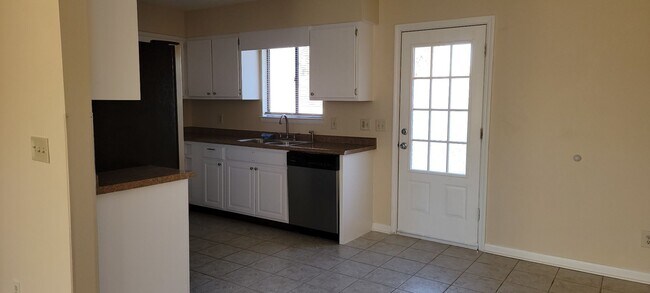 Building Photo - Charming 3Bed/2Ba Home, Conveniently Located in Lynn Haven! *1/2 OFF Security Deposit for Active-...