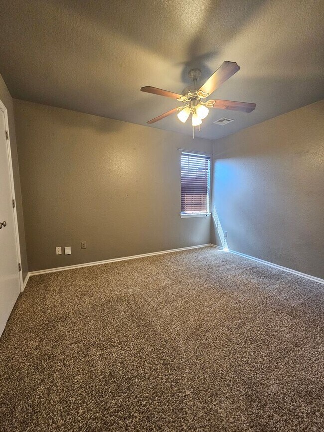Building Photo - (4) Bed/(3) Bath in Moore with Storm Shelter! Avail NOW!!