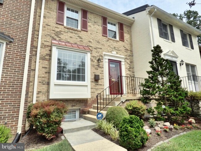 Building Photo - 416 Center St S