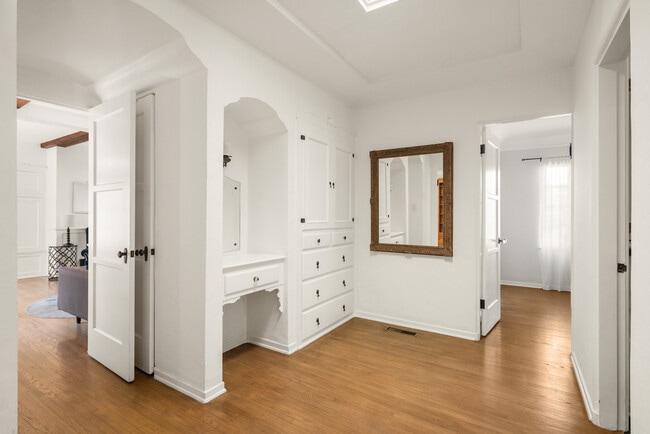 Building Photo - 1116 S La Jolla Ave