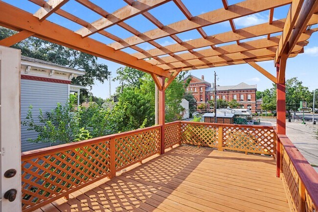 Building Photo - 2 Bedroom Charmer with Sundeck, Wood Floors, and High Ceilings