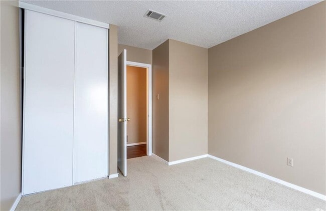 Building Photo - 2100 N Leverett Ave