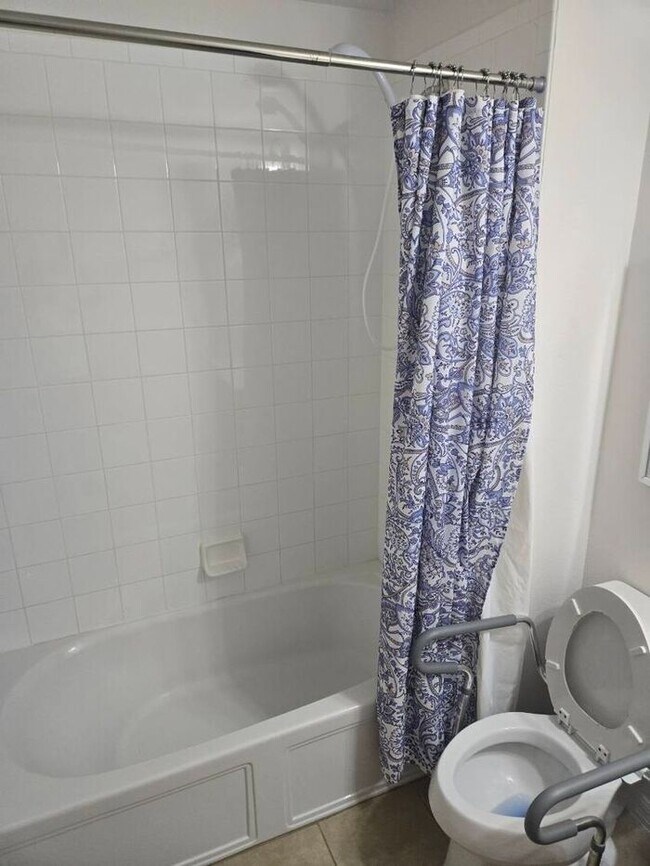 Building Photo - Furnished 4-Bedroom Pool Home in Davenport...
