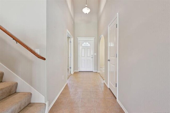 Building Photo - Large family home with plenty of space! This home has 4 bedrooms (or 3 with office), large family...