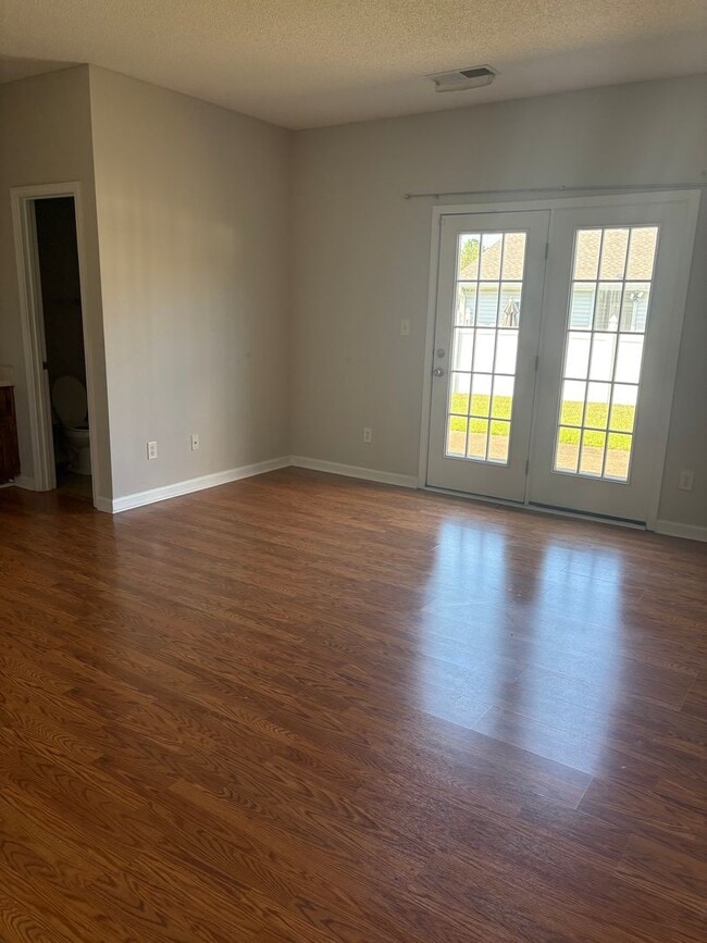 Building Photo - Garden Home For Rent!