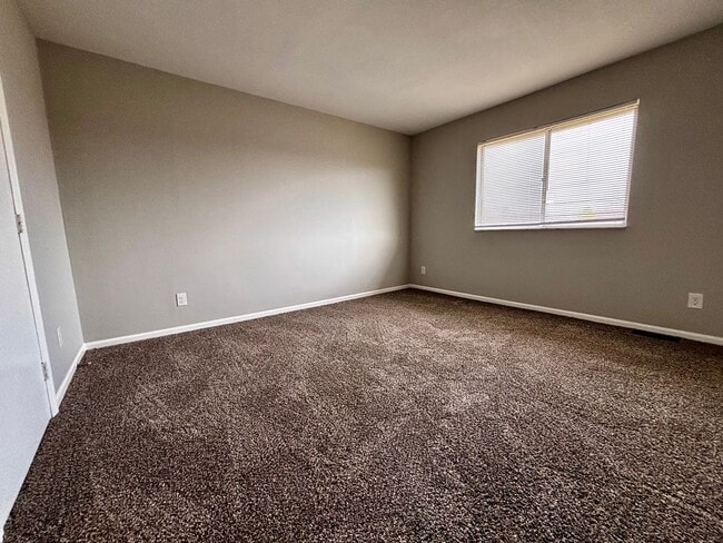 Building Photo - Newly Renovated 2 bedroom 1.5 bath townhou...