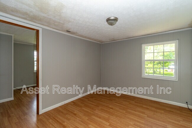 Building Photo - 513 Benton Cir