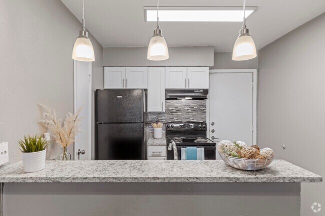 2BR, 2BA - 1095SF (B2) - Kitchen - East Town
