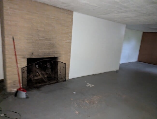 Building Photo - 219 W 79th St