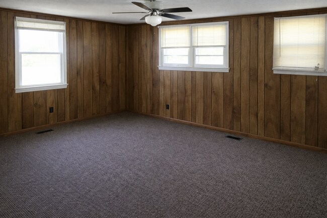 Building Photo - Quaint home located in City Limits