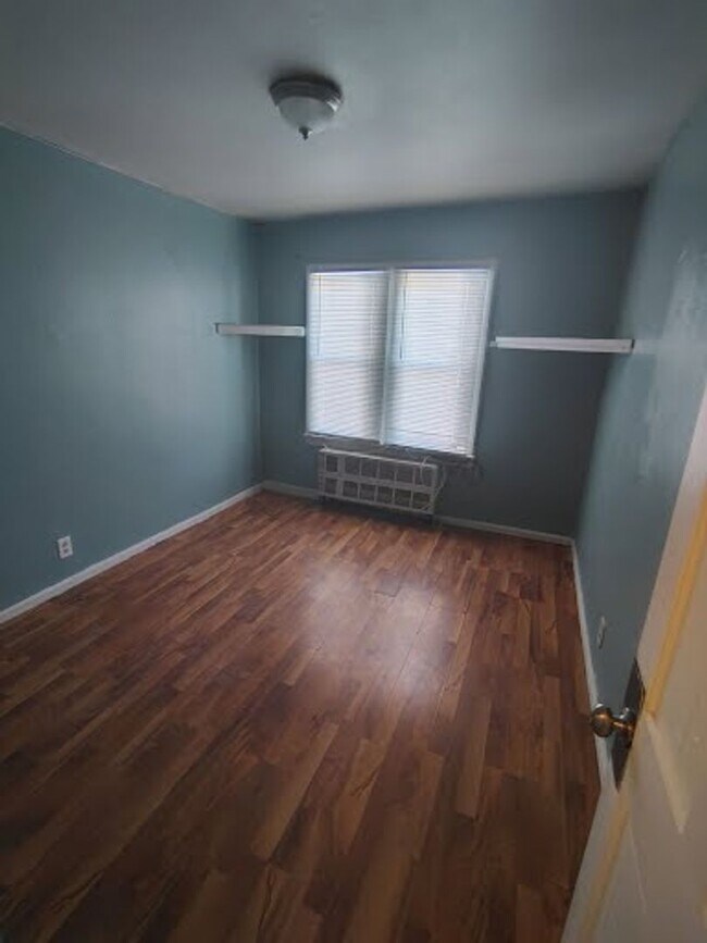 Building Photo - 508 W Maple St