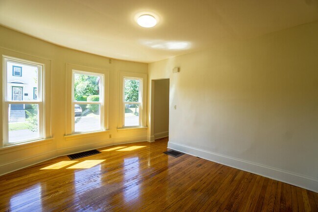 Building Photo - AVAILABLE 8/1/26 - Spacious First Floor Ap...