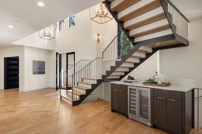 Building Photo - 7Bd/6.5Ba Bellevue Home
