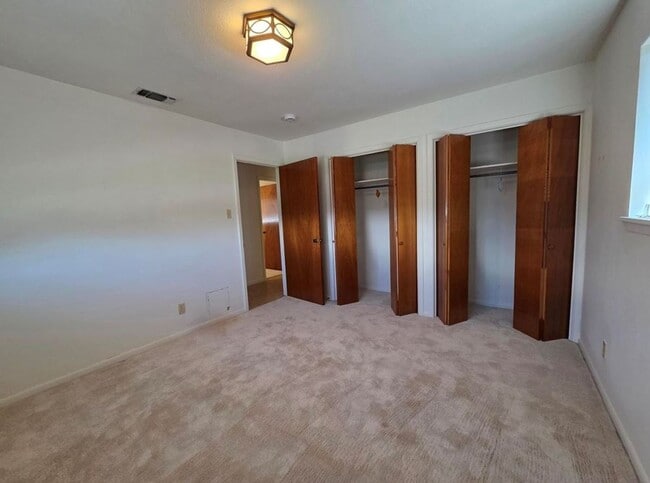 Building Photo - FOR LEASE!!