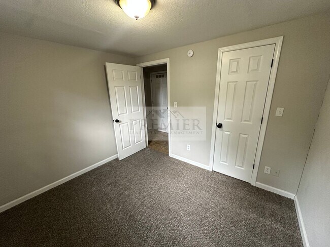 Building Photo - 730 N Aztec Dr