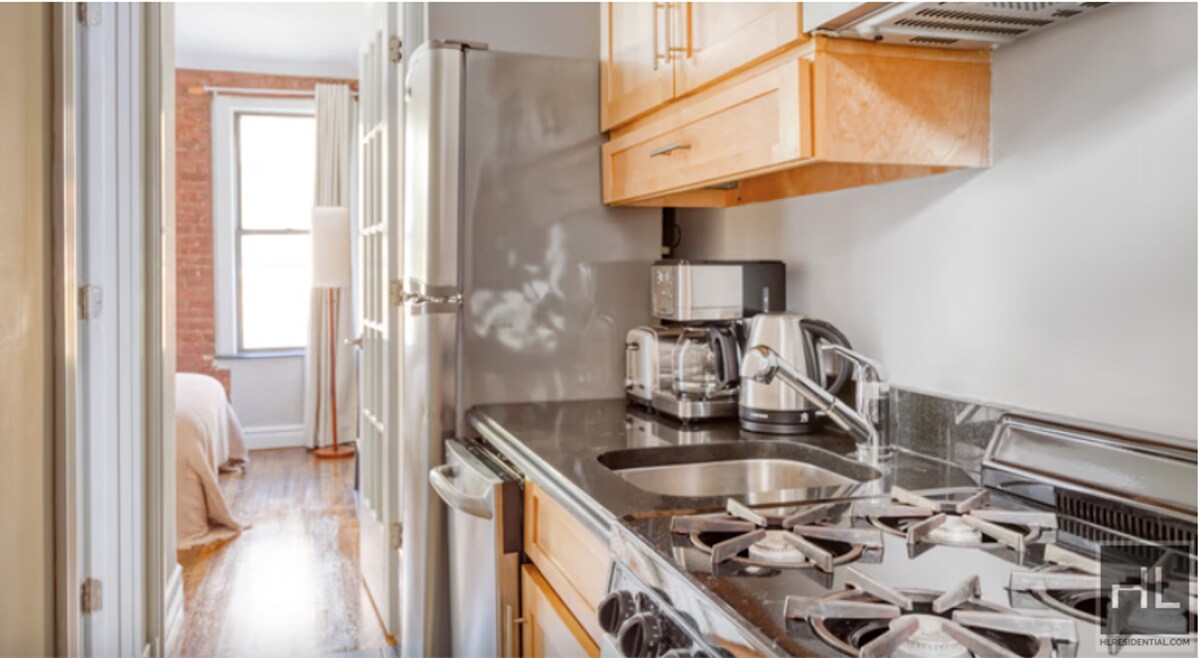 Building Photo - E 13TH ST.