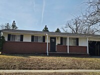 Building Photo - Three Bedroom Home near BGSU
