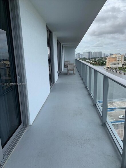 Building Photo - 4010 S Ocean Dr