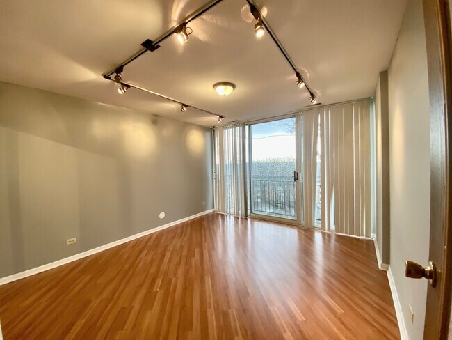 Building Photo - 5820 Oakwood Dr