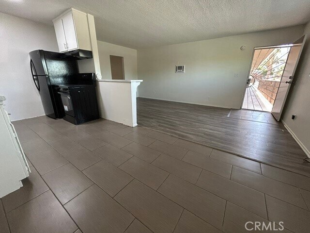 Building Photo - 685 E Vista Chino