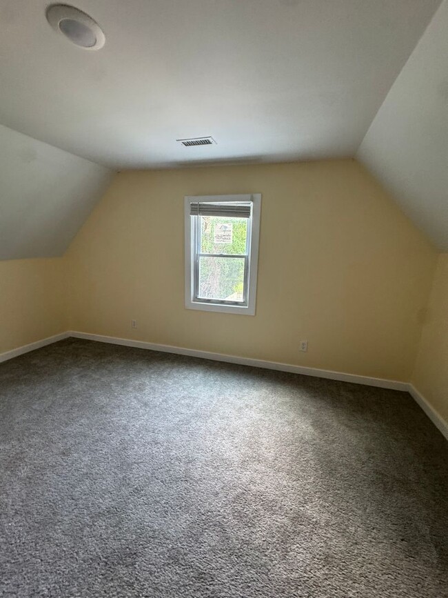 Building Photo - 4 bedroom newly renovated home, Near Downt...