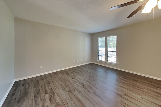 Building Photo - 2615 Silver Falls Dr
