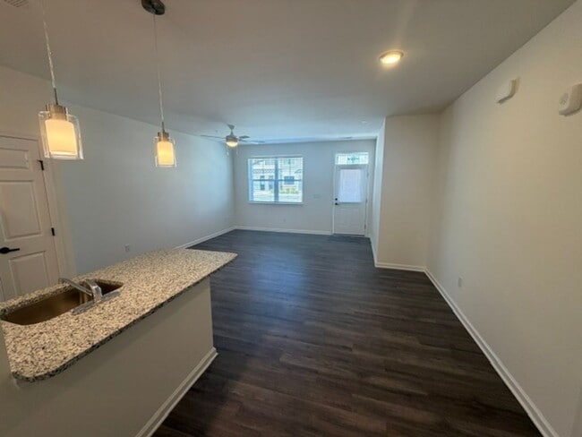 Building Photo - 2102 Emden Ln