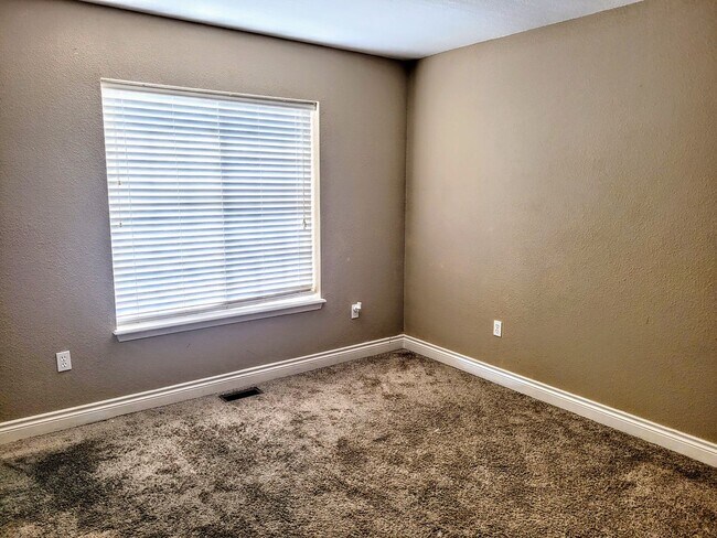Building Photo - Beautiful fenced home near FLW