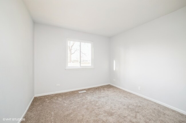 Building Photo - 373 Newport Ln