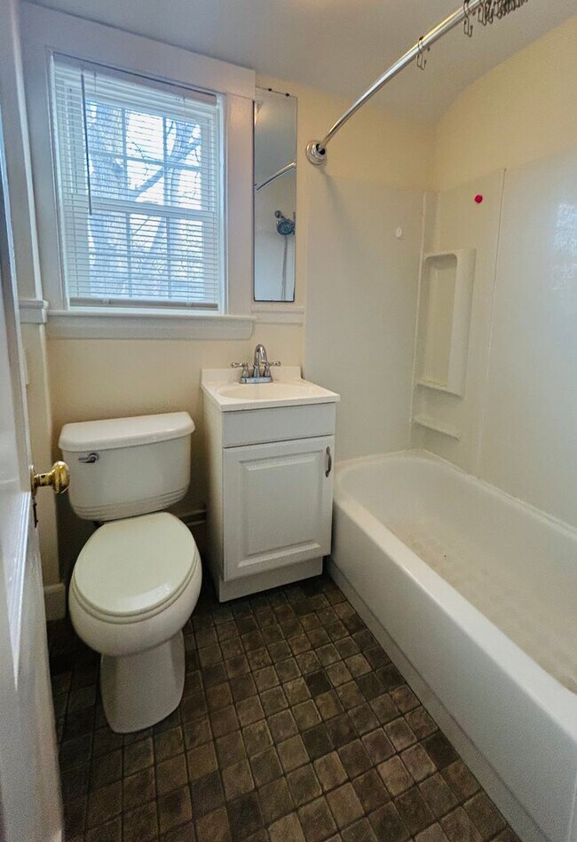 Building Photo - 2-Bedroom Apartment in Atlantic Heights| Close to Downtown Portsmouth| Heat Included!