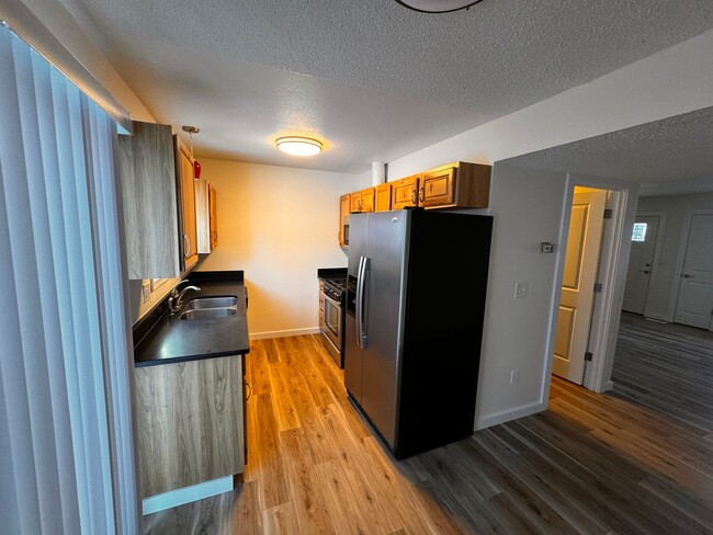 Building Photo - 2 Bedroom Townhouse in East Anchorage!