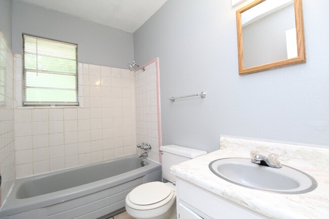 Building Photo - 1/2 Off First Month's Rent – 2BR Duplex in...