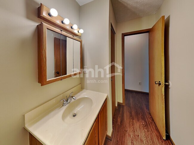 Building Photo - 212 Charing Cross St